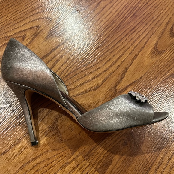 Badgley Mischka silver/ gray heels in size 7 - Picture 5 of 9